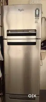 wirlpool   friged  and it has 3 doors