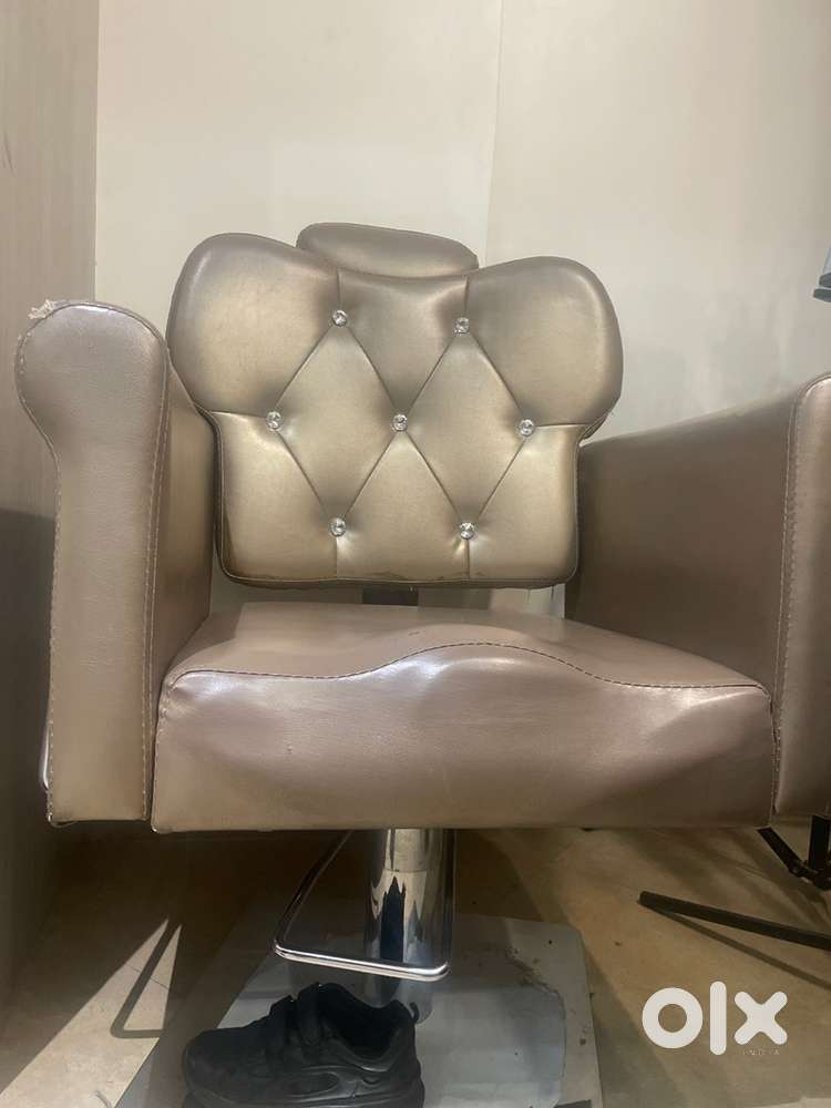 Salon chair