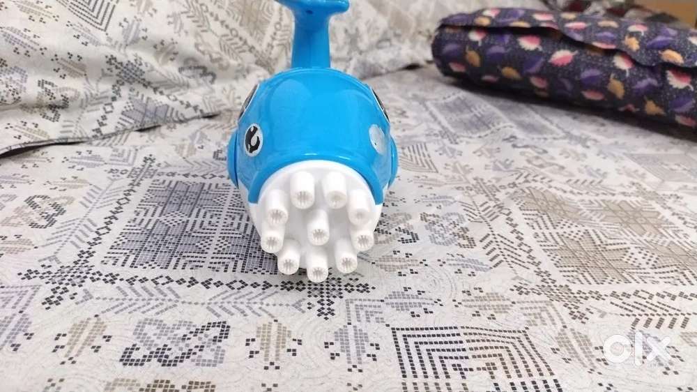 Bubble thrower dolphin