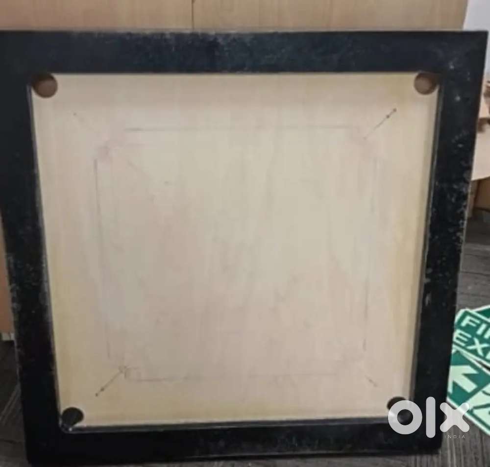 Competition carrom board