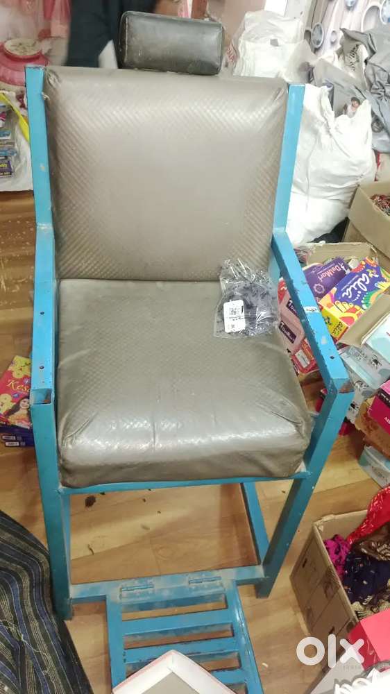 Chair .mirar or shiha almari