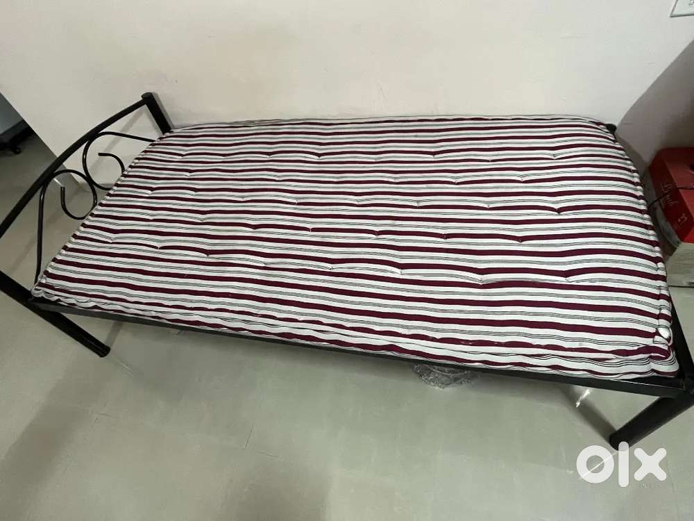 Single bed + mattress(metal)