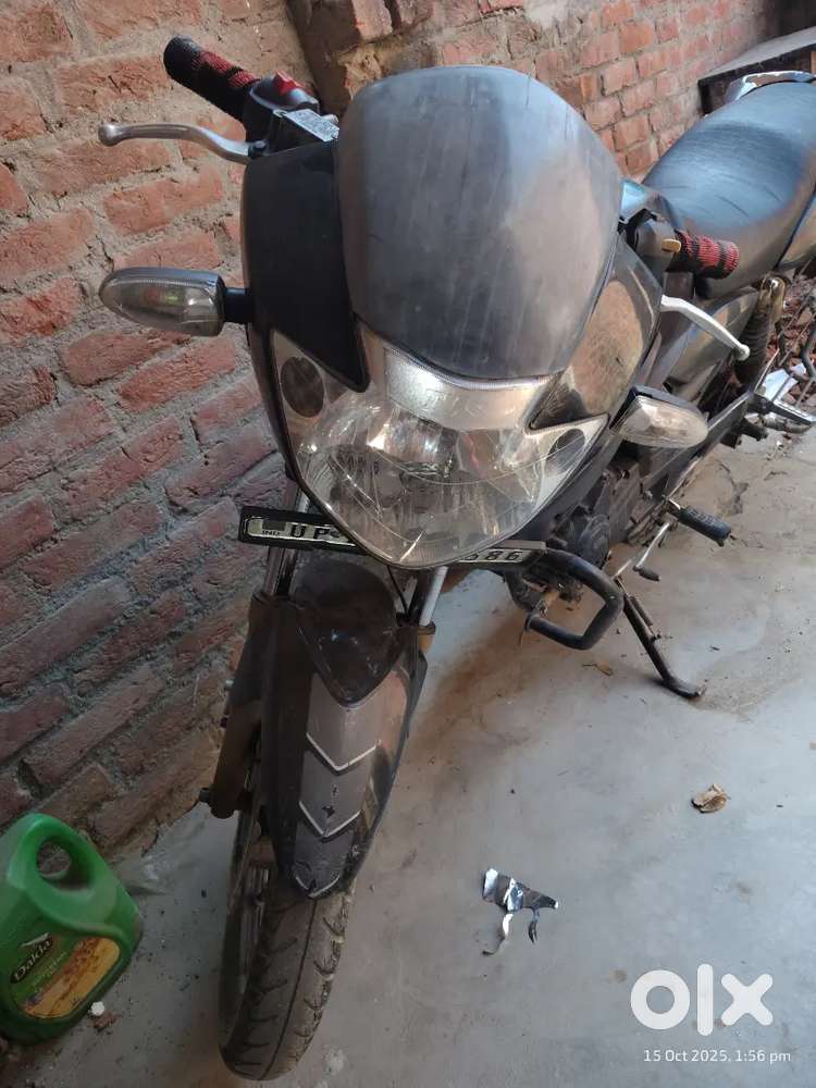 घर पर खड़ी रहती है