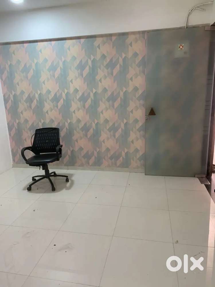 Un furnished office available for rent