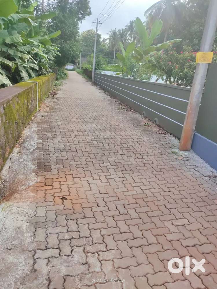 Plot for sale in Prime location