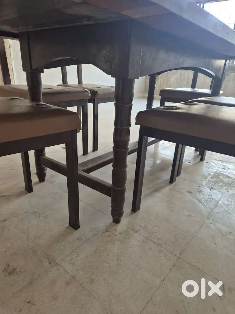 Sag dining table with metal chairs