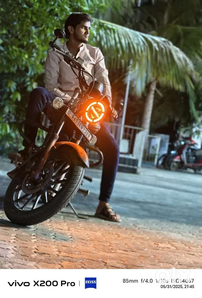 Bajaj Avenger 150 street