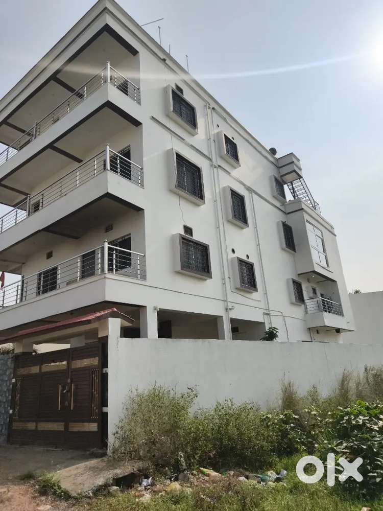 5 individual flats available on rent. College students,are allowed