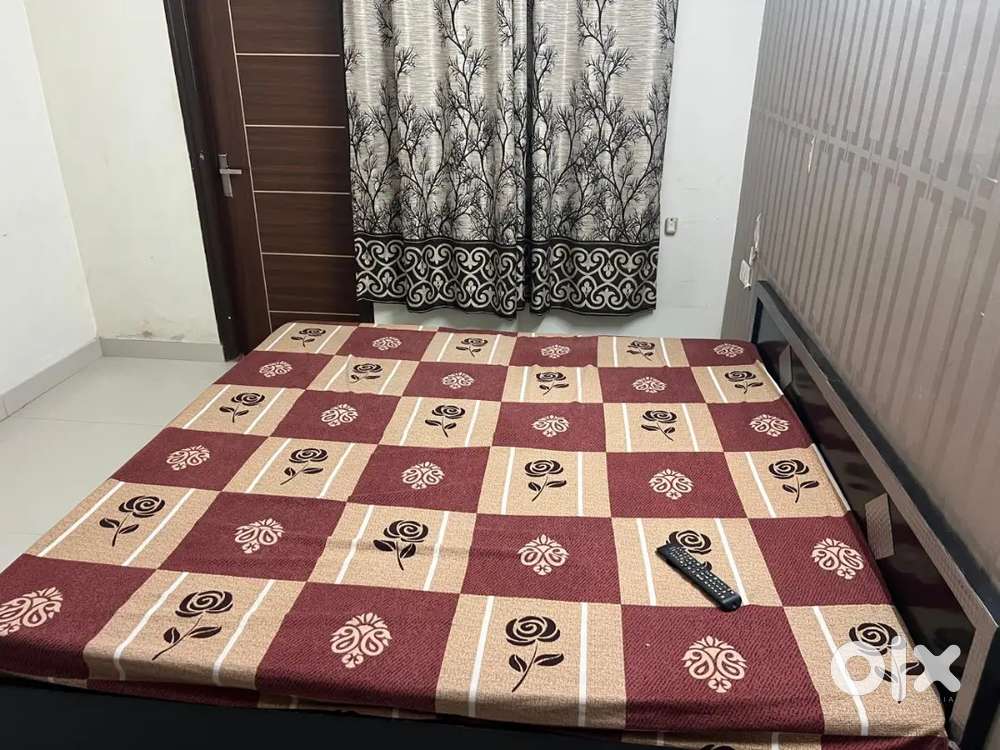 NEAR 7 NO. STAND, FURNISHED STUDIO FLAT FOR BACHLERS.