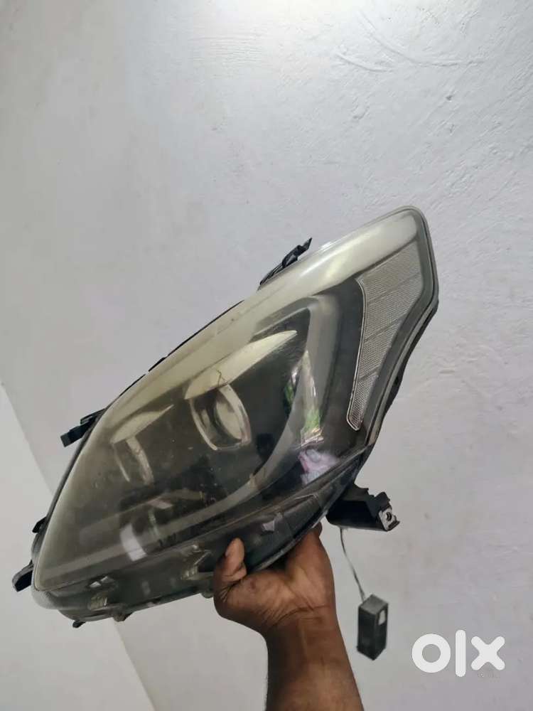 USED INNOVA PROJECTOR HEADLIGHT ( Left side )