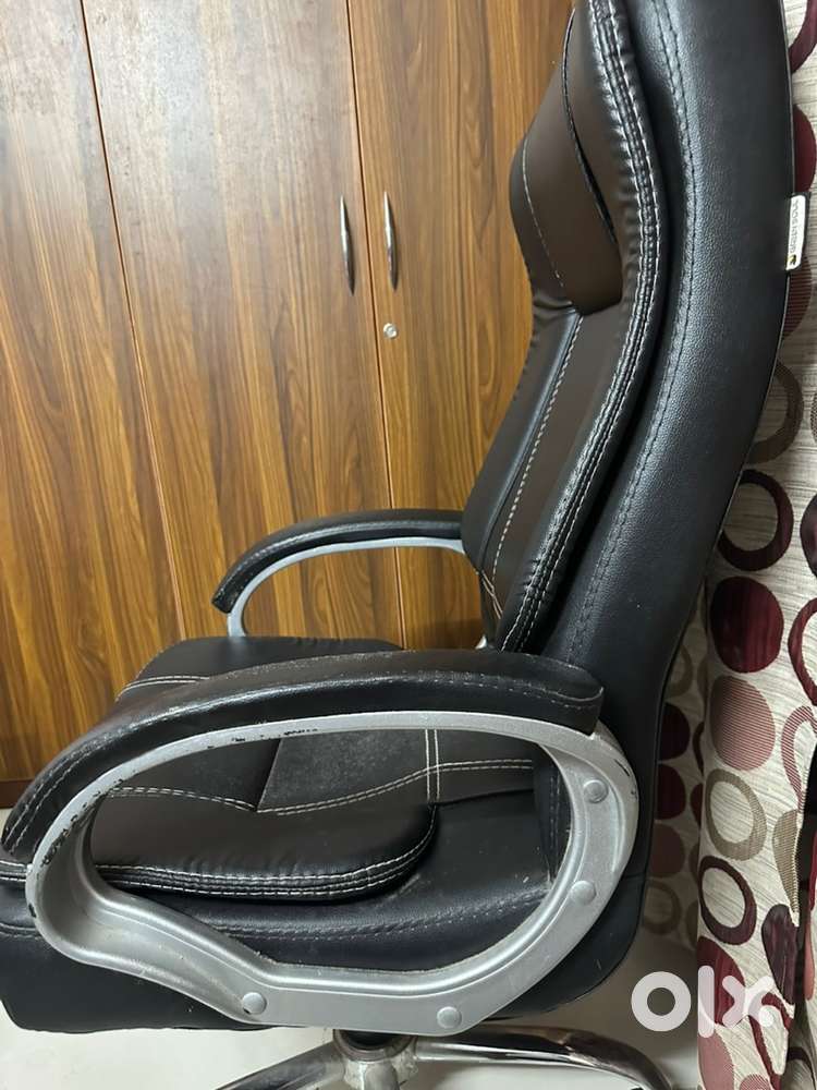 Office Chair and Queen Size bed for resale