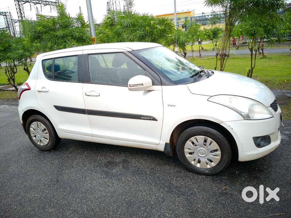 Single hand use car, with good condition. Average mileage 17.5KM/L.