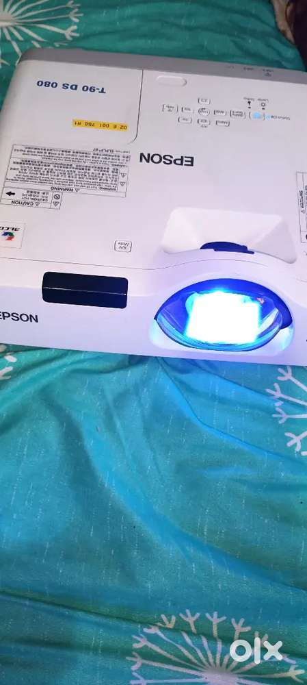 PROJECTOR EPSON SHORT THROW (GOOD CONDITION)
