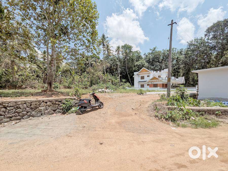 House plot 21 cents near Kuruppumthara Railway station 1.40 lakh/cent