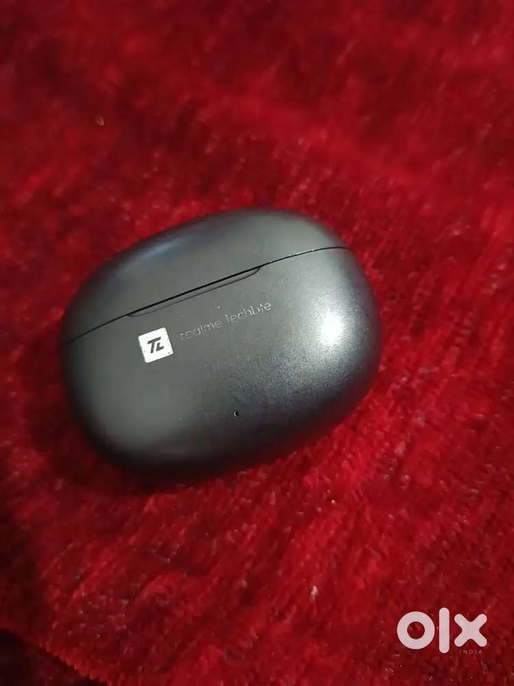 Earbuds Very low price 700 less than mrp