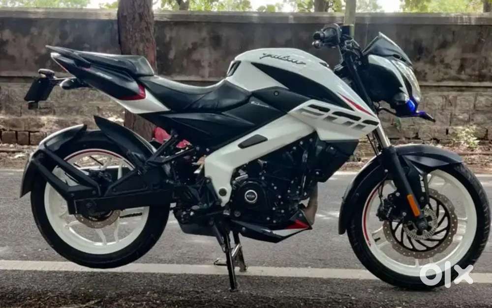 Bajaj.        Pulsar       NS      200