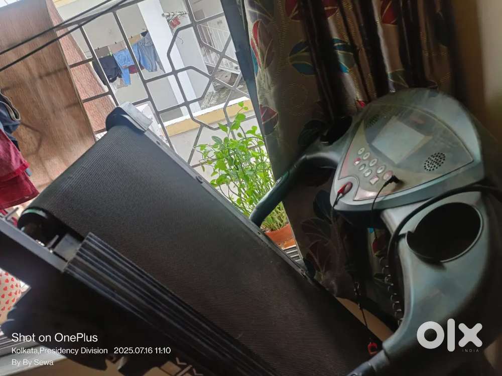 VIVA FITNESS T 450 TREADMILL BLACK COLOUR IN GOOD CONDITION FOR SALE