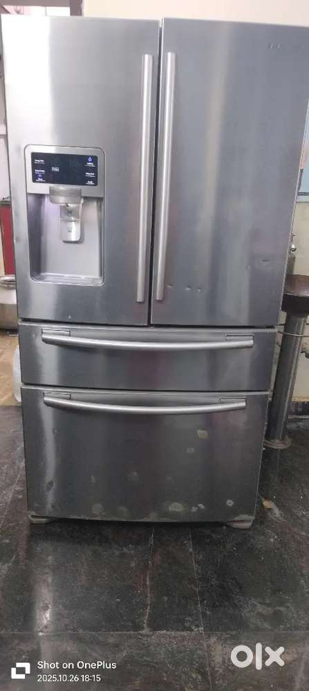 Samsung refrigerator in working condition slightly dinches