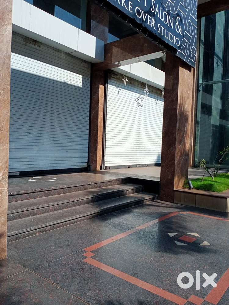 Main road frontage 4700 sqft on first floor for rent at prime location