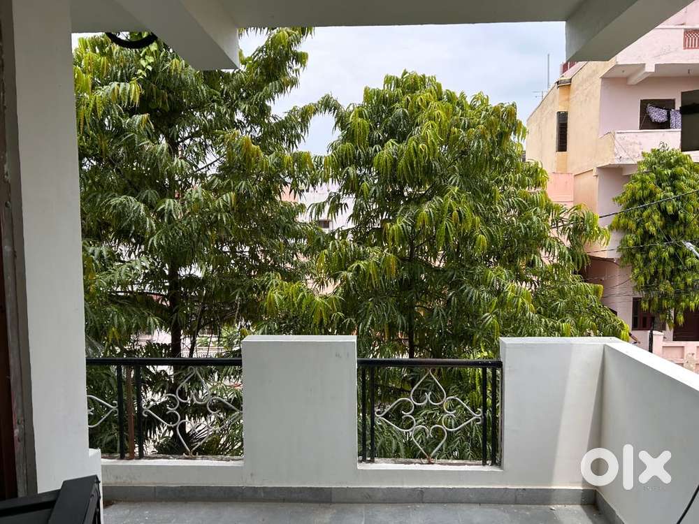 One room set available near civil lines metro station