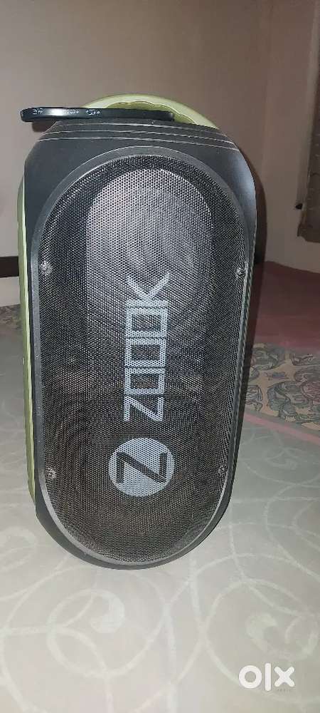 Party speaker in very good condition original price 14000