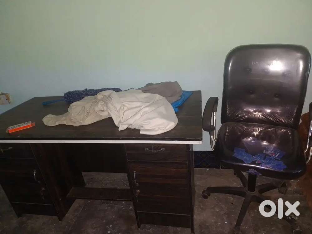 Office table chair hai like new