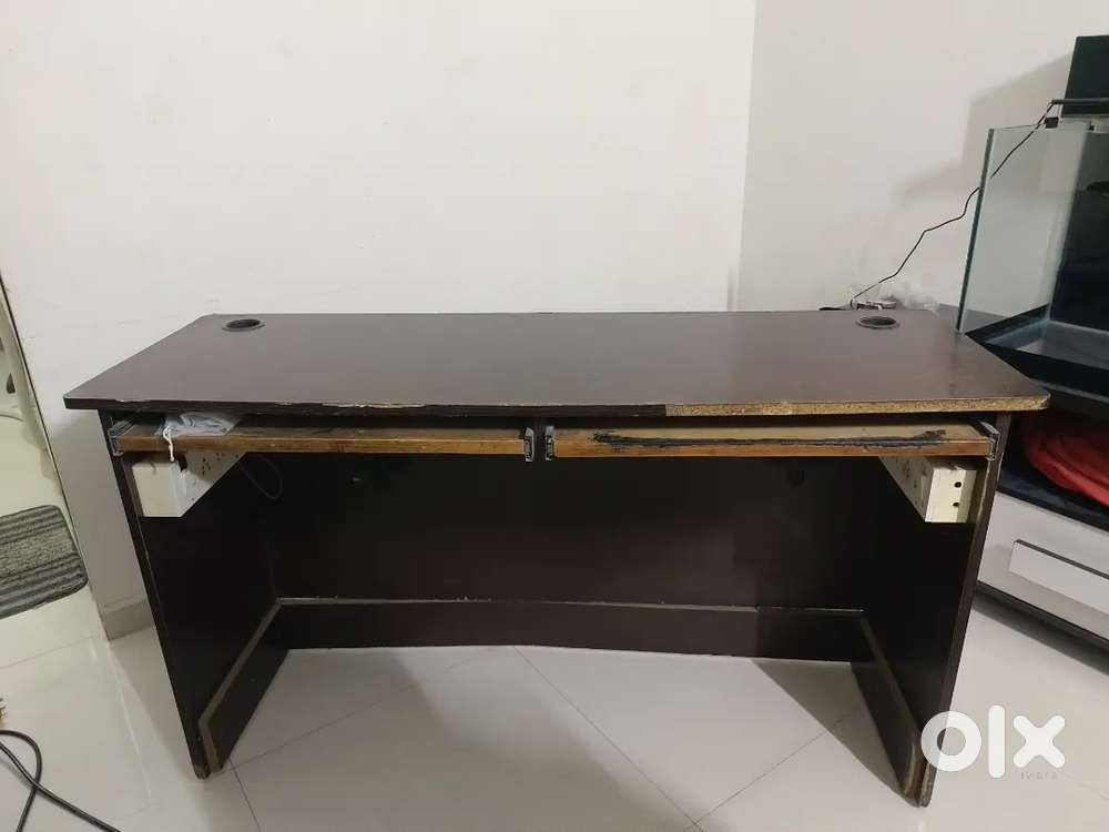 5.5 feet computer and study table