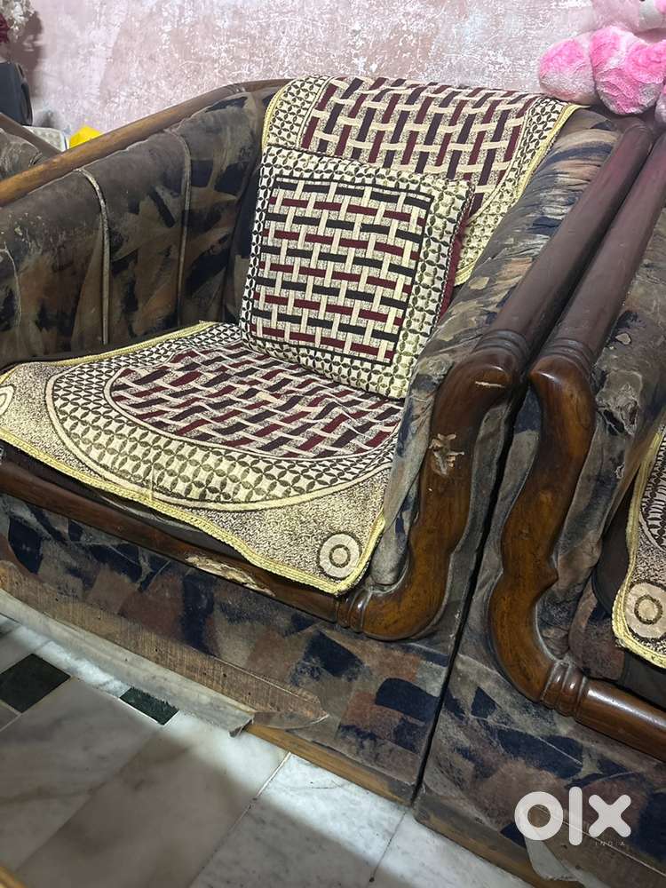 5 seater sofa set with 2big sofa chairs nd one 3seater sofa