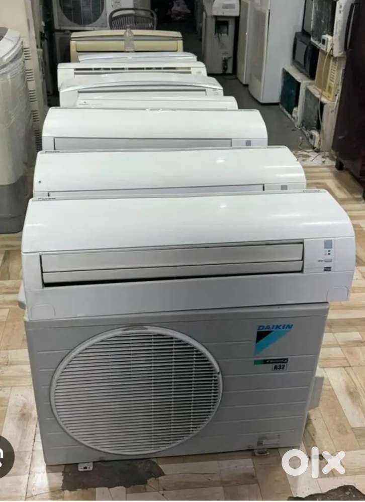Daikin 1.5 ton inverter AC with remote control