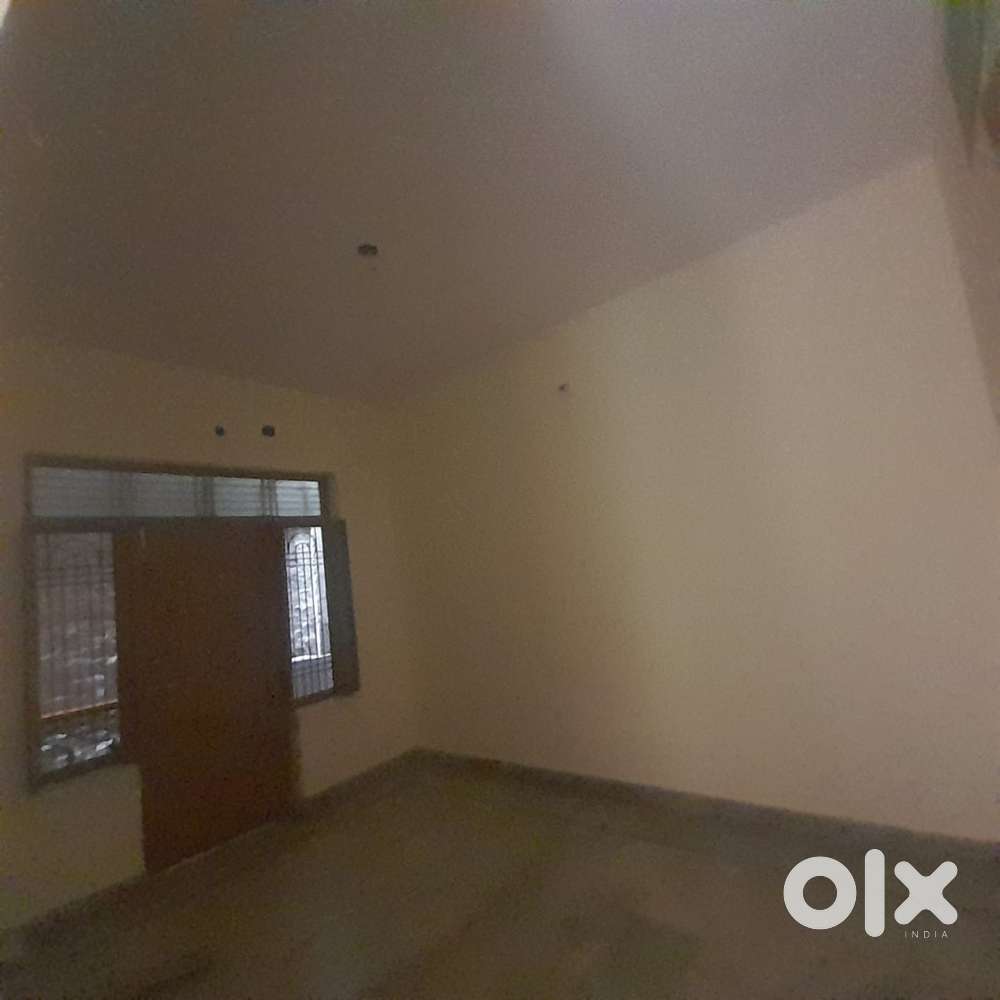 2 bhk flat in Mehmurganj sheelnagar, clean and well maintained