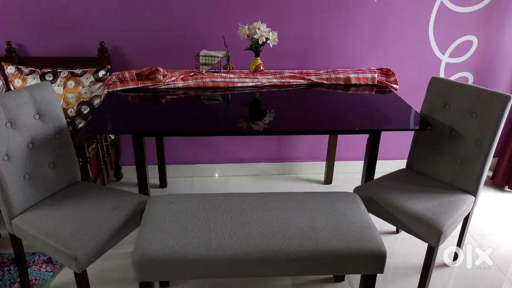 DINING TABLE (DAMRO BRAND)