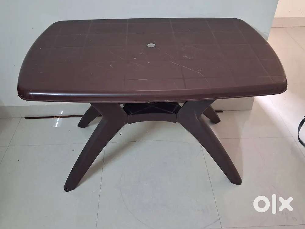 Stylish & Durable Plastic Dining Table - Great Condition