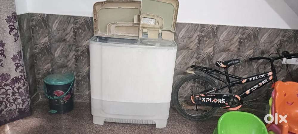 Samsung 7 kg semi automatic washing machine.