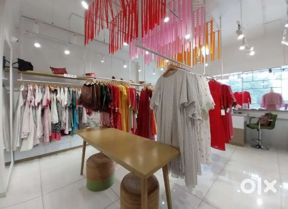 Main Roadfacing boutique for lease at old padra road with toilet