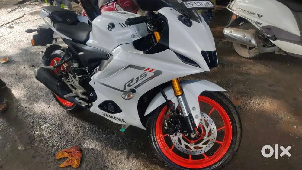 Urgent sell ,New condition yamaha white colour,