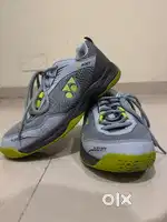 UK-8 Yonex branded badminton shoes