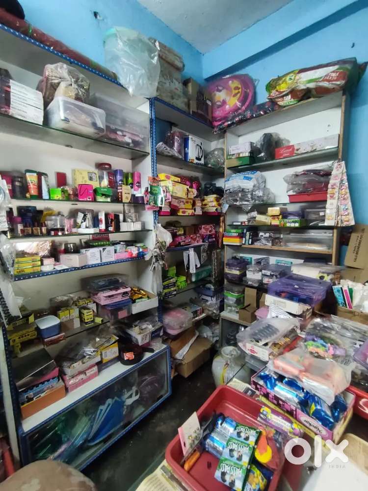 స్టాక్‌తో ఫ్యాన్సీ షాప్ సేల్: చూళ్లు, లేడీస్, టైలరింగ్, పుస్తకాలు