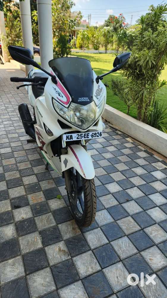 Karizma ZMR White color