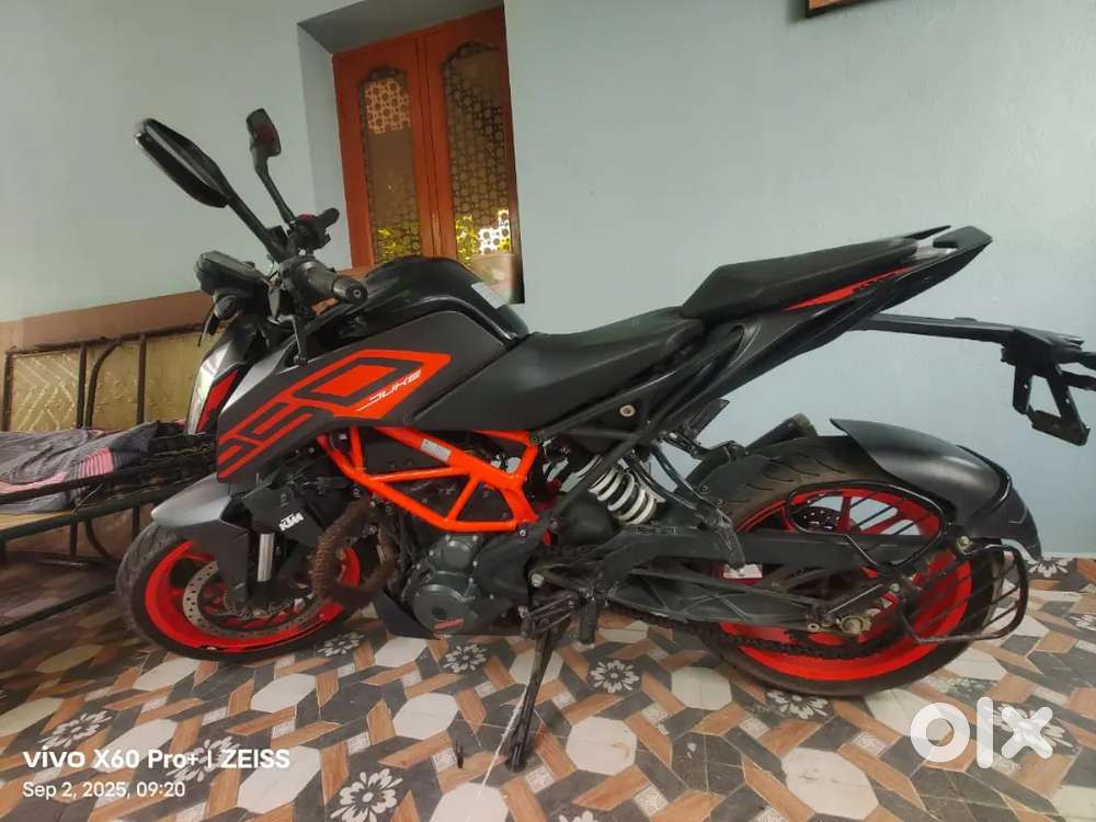 DUKE 250 ( Brand new& excellent condition, showroom track,