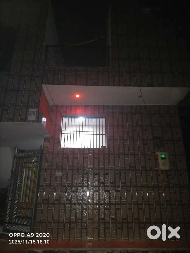 100 gaj ka hai ka plot hai 2 manzil bana hua hai neeche 3 Room1hall1ki