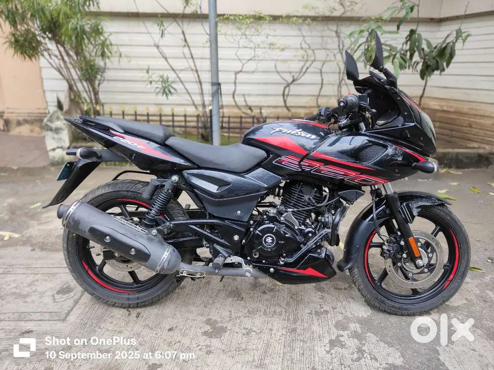 BAJAJ PULSAR 220F  10 MONTHS OLD