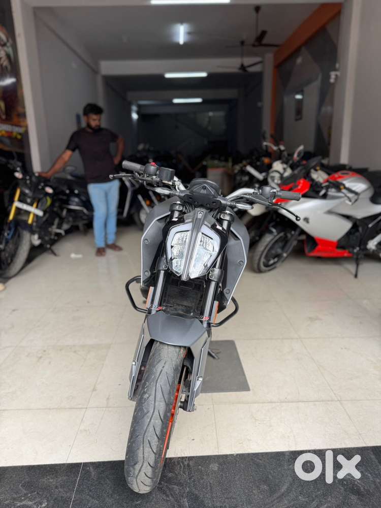 KTM DUKE 200 Mettalic Silver 2024