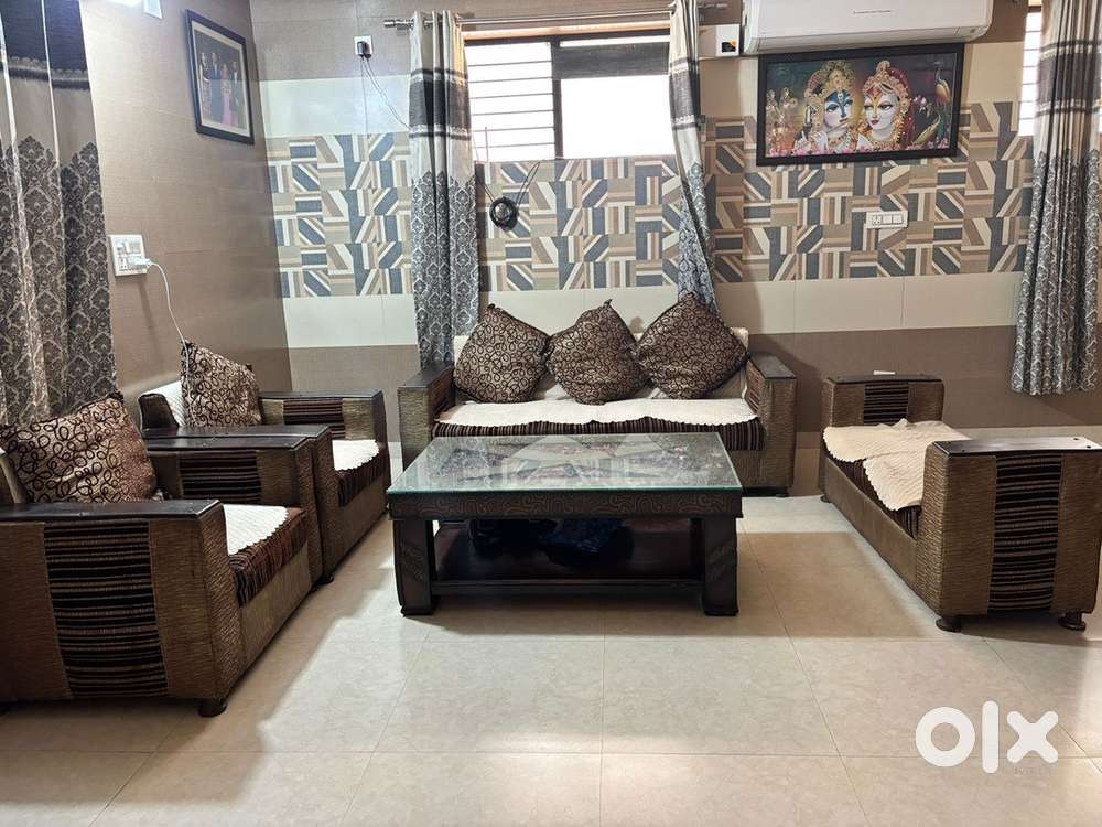 7 Seater Sofa 5 Cushions with Center Table in a Good condition