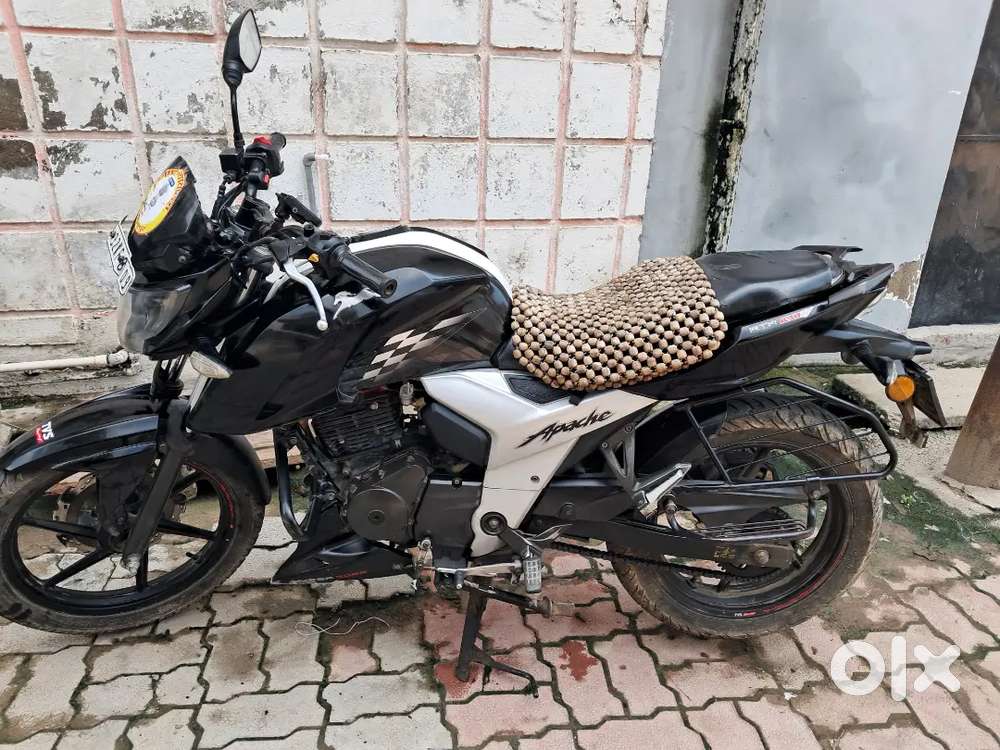 TVS Apache 4v
