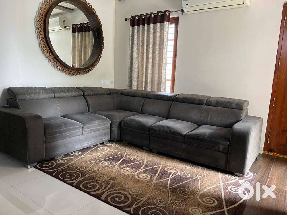Stylish and Comfortable 6-Seat Sectional with Quilted Detail