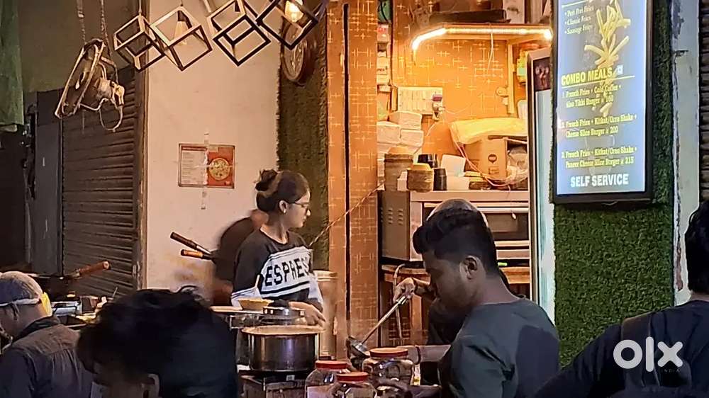 एक कर्मचारी+कुक की आवश्यकता है