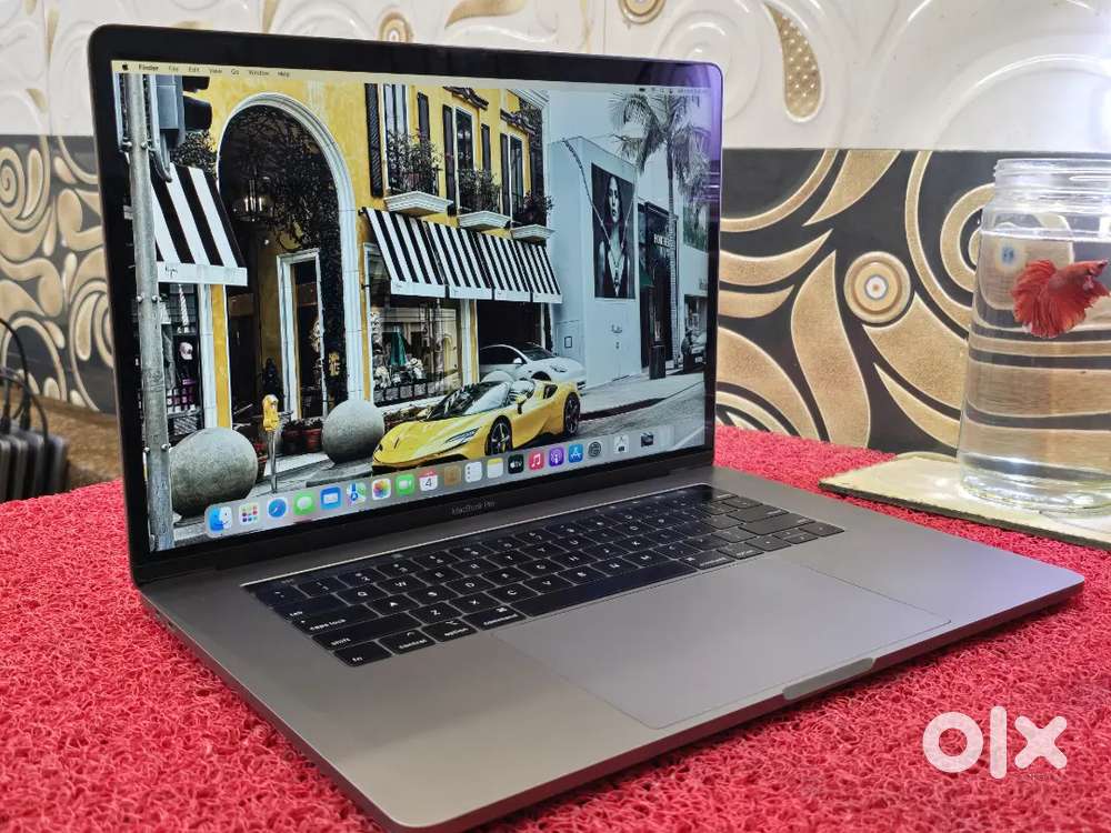 Apple Macbook Pro i9 16gb 512gb 5.5gb GRAPHICS 15inch Retina Touchbar