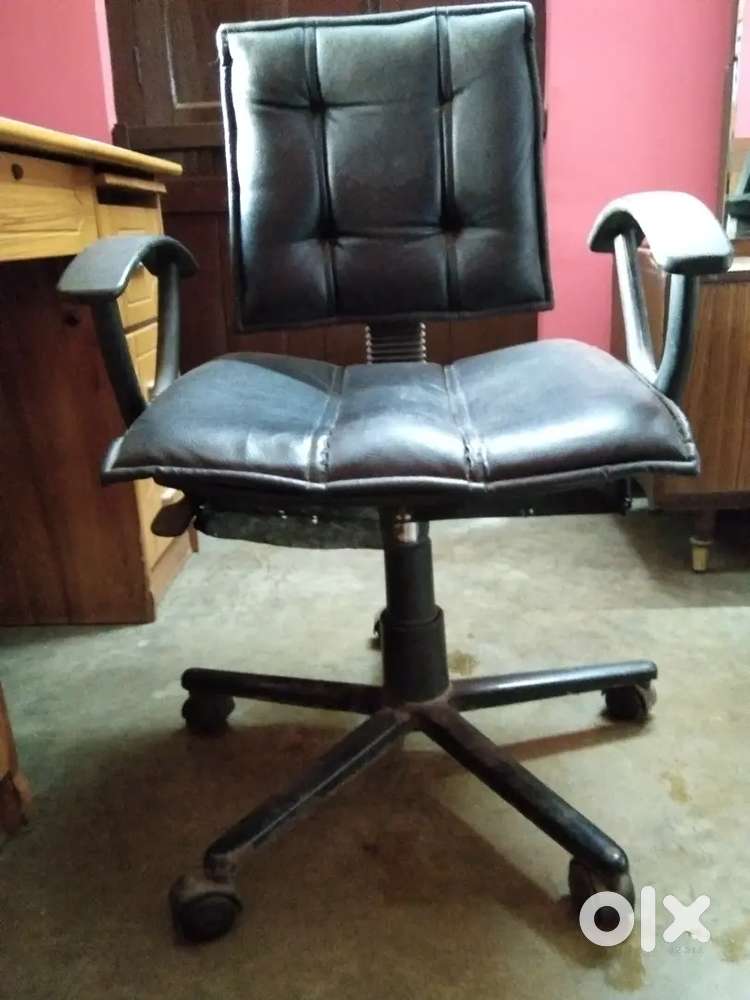 Revolving chair
