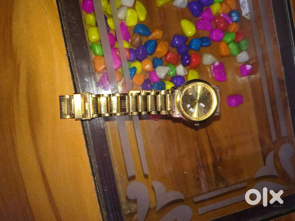 HMT Brand Vintage Watch with Date Show With Golden