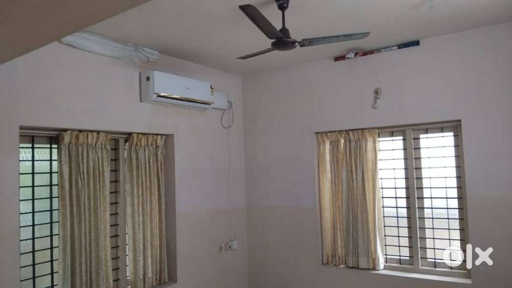 3 BHK INDEPENDENT HOUSE . SEMI FURNISHED . FOR FAMILY .